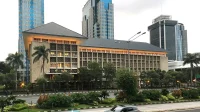 Gedung kantor pusat Bank Indonesia di Jalan MH Thamrin, Jakarta, dengan gedung tinggi di latar belakang