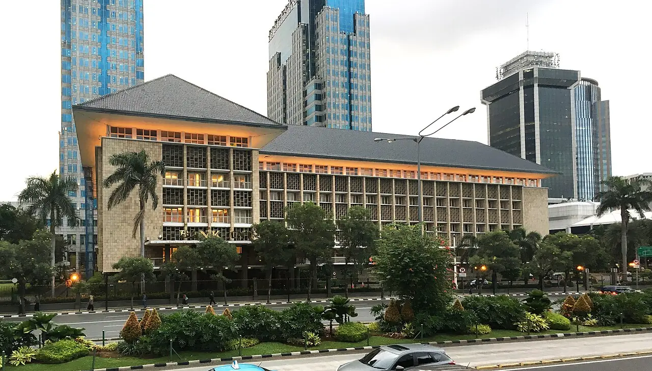 Gedung kantor pusat Bank Indonesia di Jalan MH Thamrin, Jakarta, dengan gedung tinggi di latar belakang