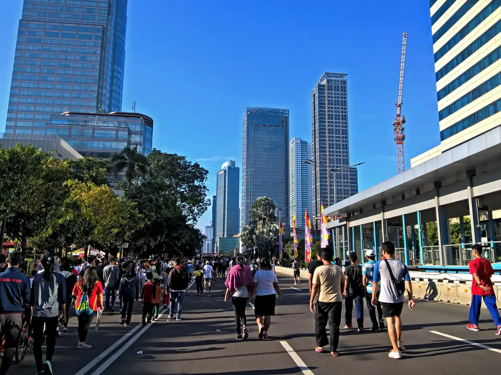 Warga berolahraga di jalan raya yang ditutup saat car-free day di Jakarta