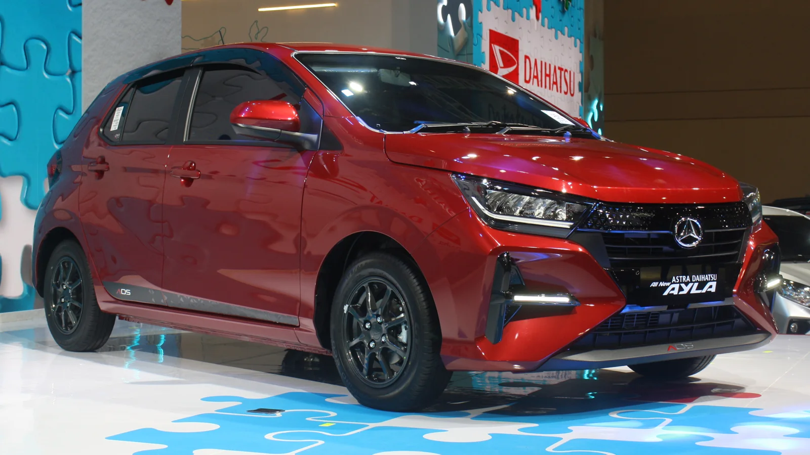 Daihatsu Ayla 1.2 R ADS warna merah tampak depan