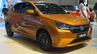 Daihatsu Ayla generasi terbaru tampak depan di area parkir
