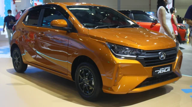 Daihatsu Ayla generasi terbaru tampak depan di area parkir