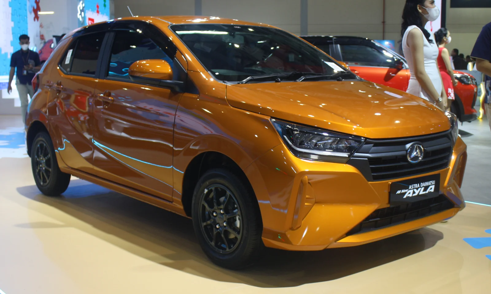 Daihatsu Ayla generasi terbaru tampak depan di area parkir