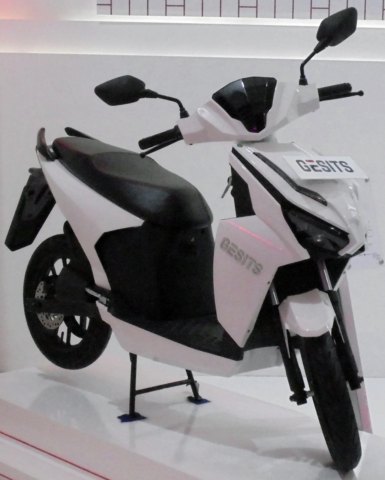 Gesits G1 warna merah tampak samping depan