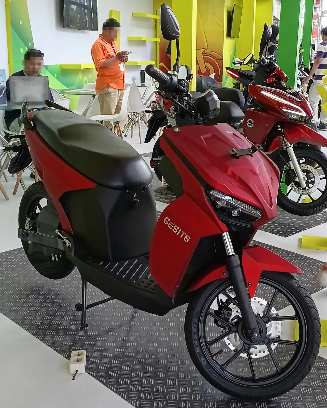 Gesits Raya warna hitam terparkir di pinggir jalan