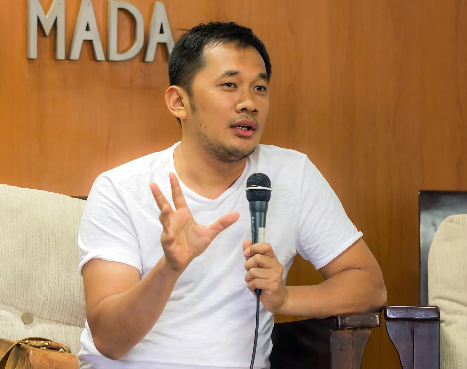 Hanung Bramantyo berbicara memegang mikrofon di Jogja-NETPAC Asian Film Festival 2017