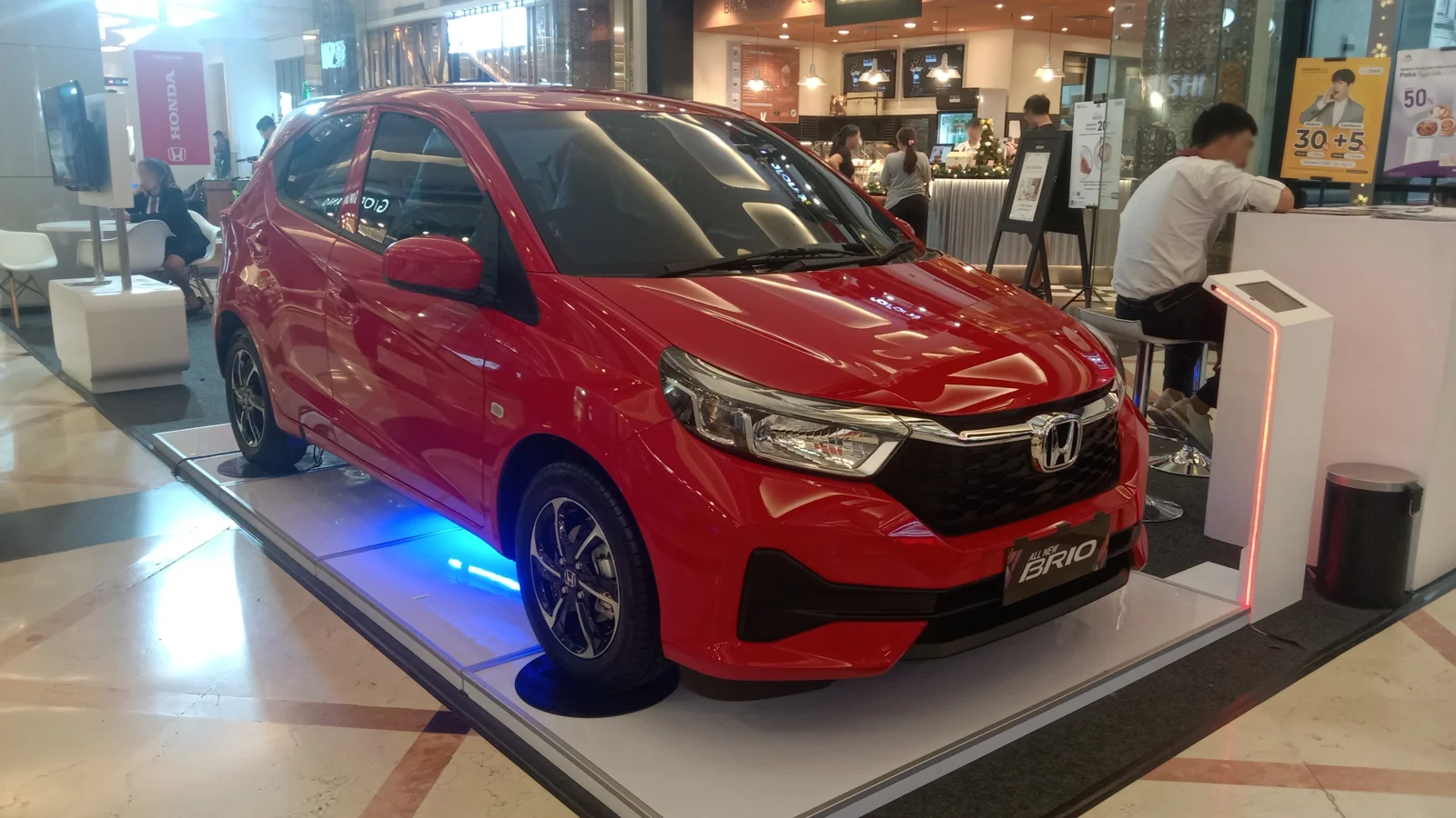 Honda Brio Satya E warna merah tampak depan