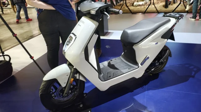 Skuter listrik Honda EM1 e: warna putih tampak samping
