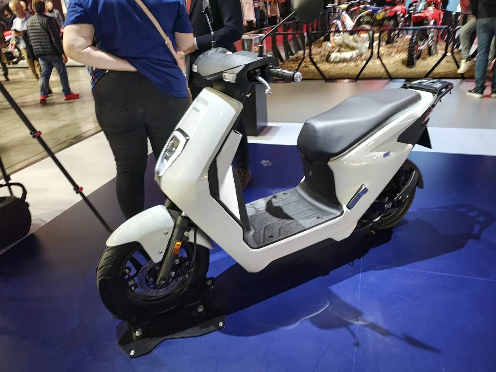 Skuter listrik Honda EM1 e: warna putih tampak samping
