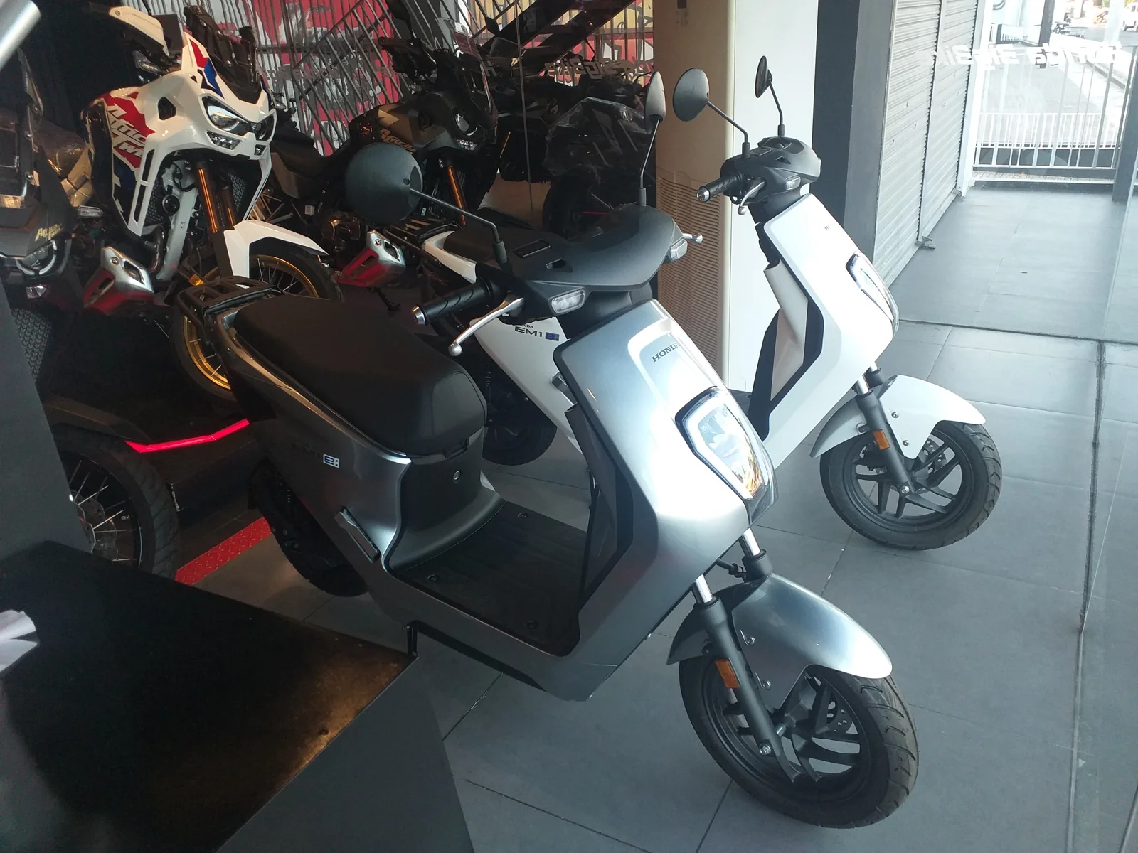Skuter listrik Honda EM1 e: dipajang di ruang pamer