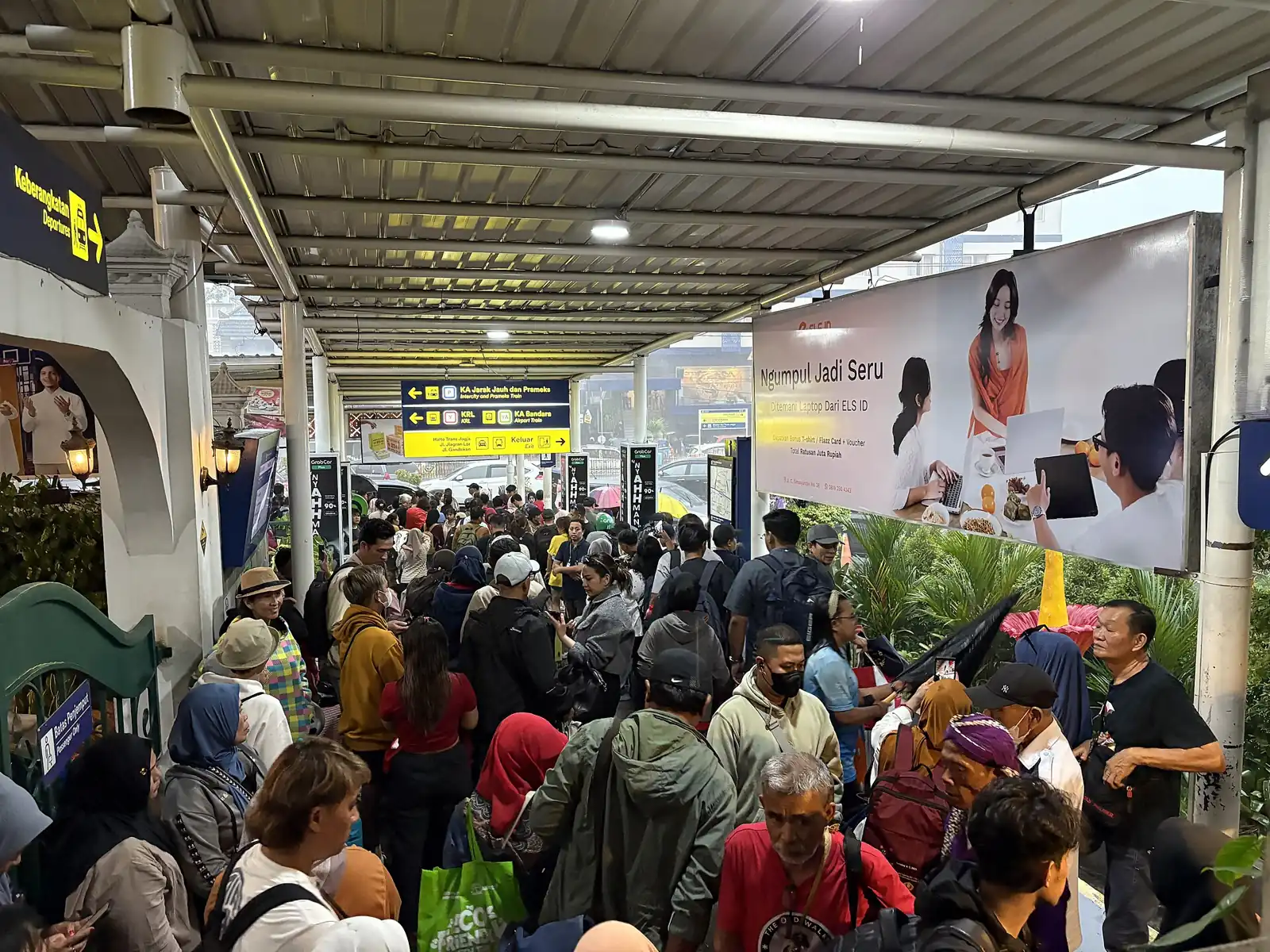 Hujan deras disertai petir di depan Stasiun Yogyakarta