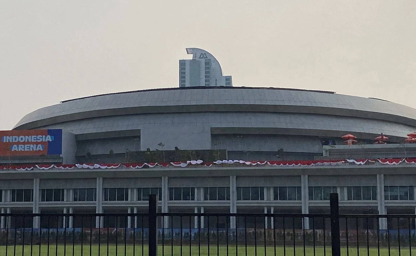 Gedung Indonesia Arena di kompleks Gelora Bung Karno dilihat dari luar pagar