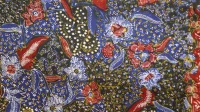Kain batik Tiga Negeri Kain batik motif kreasi Tiga Negeri berwarna biru dan merah dengan motif bunga dan burung