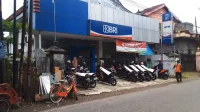 Kantor Bank BRI Unit Mertokondo di Kebumen dengan deretan sepeda motor nasabah di halaman