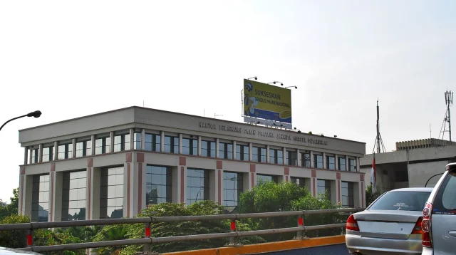 Gedung kantor pelayanan pajak di Grogol Petamburan, Jakarta, terlihat dari jalan layang
