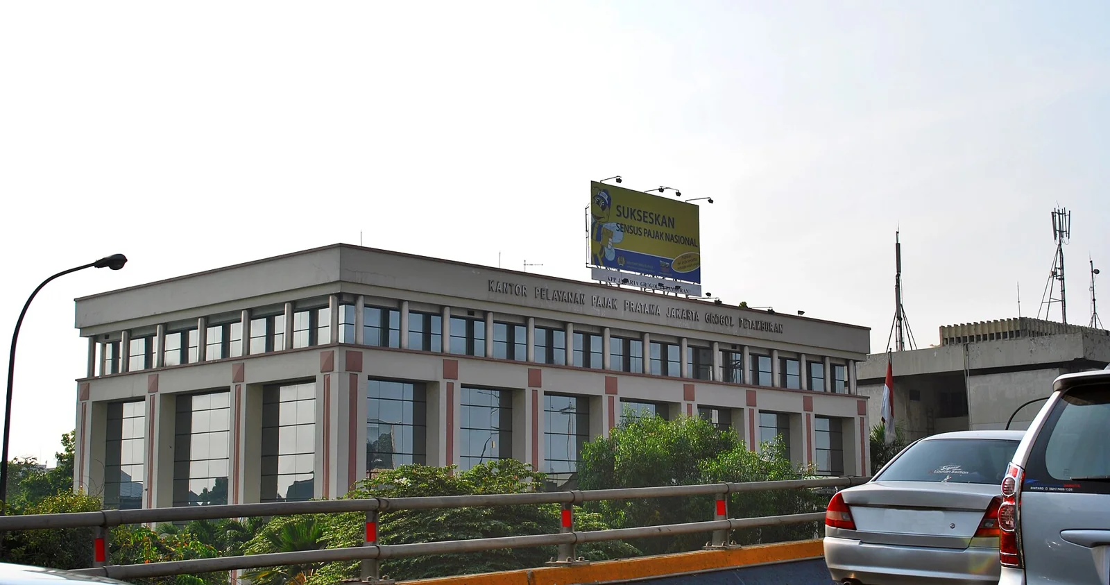 Gedung kantor pelayanan pajak di Grogol Petamburan, Jakarta, terlihat dari jalan layang