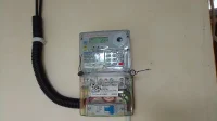 Meteran listrik digital PLN Meteran listrik prabayar digital PLN terpasang di dinding rumah