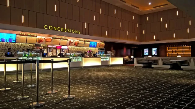 Lobi bioskop dengan konter makanan dan antrean di OPI Mall, Sumatra Selatan