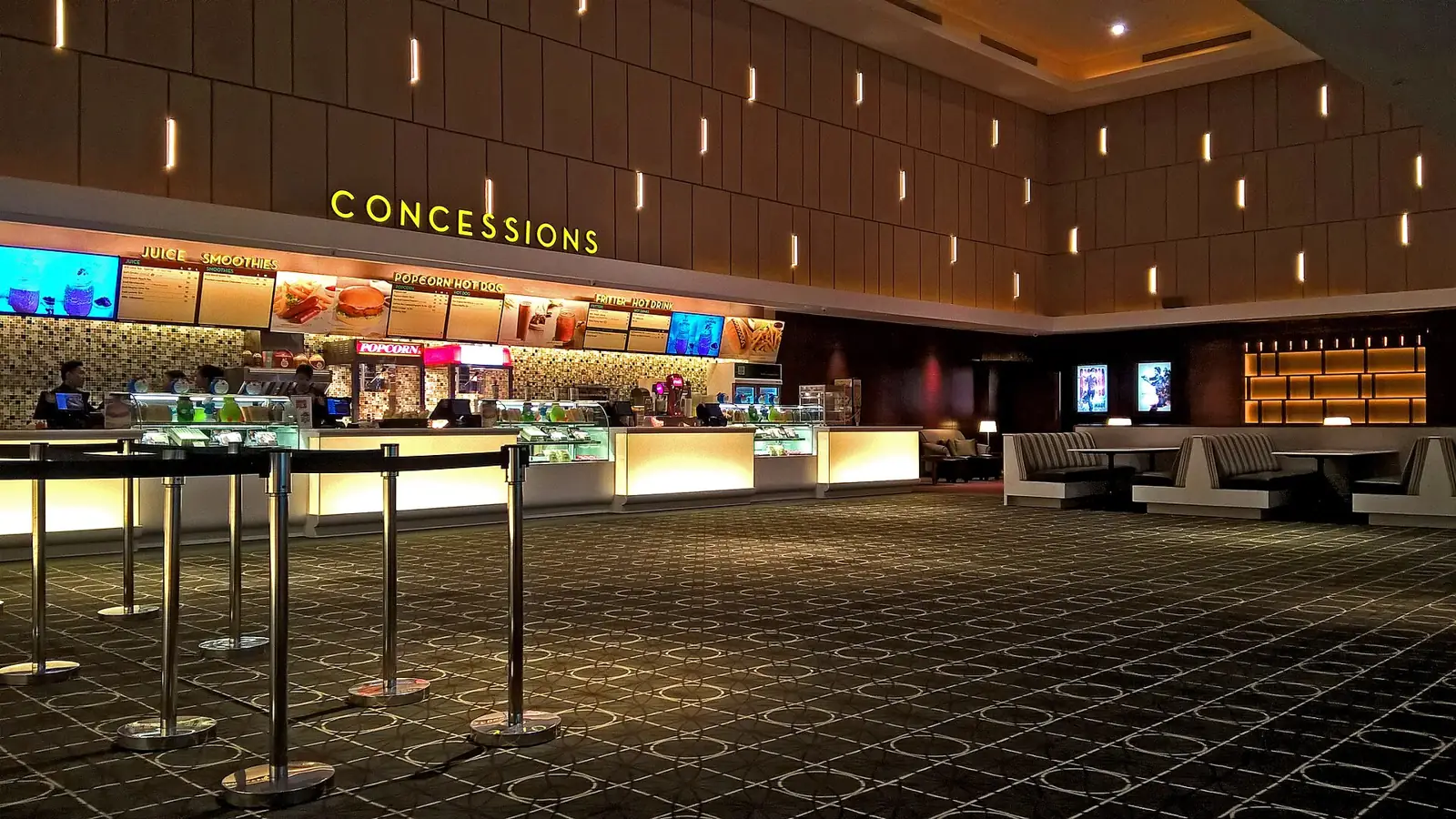 Lobi bioskop dengan konter makanan dan antrean di OPI Mall, Sumatra Selatan