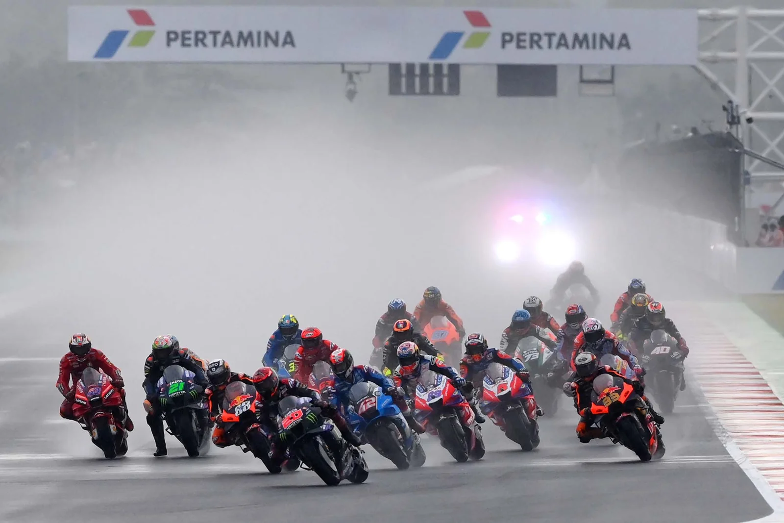 Barisan pembalap MotoGP melaju di Sirkuit Pertamina Mandalika, Lombok