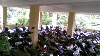 Deretan sepeda motor terparkir rapi di area parkir