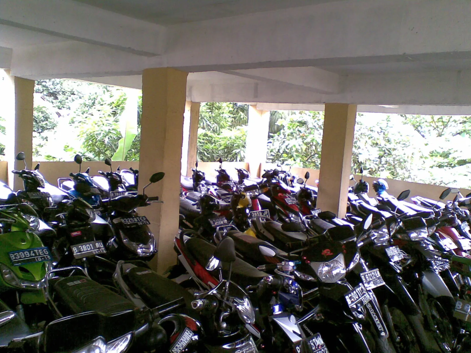 Deretan sepeda motor terparkir rapi di area parkir