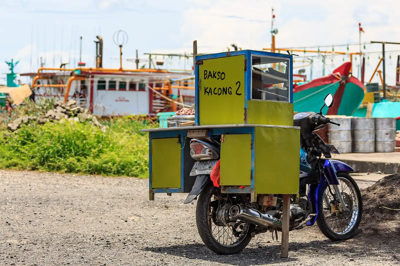 Penjual bakso keliling dengan gerobak di Benoa, Bali