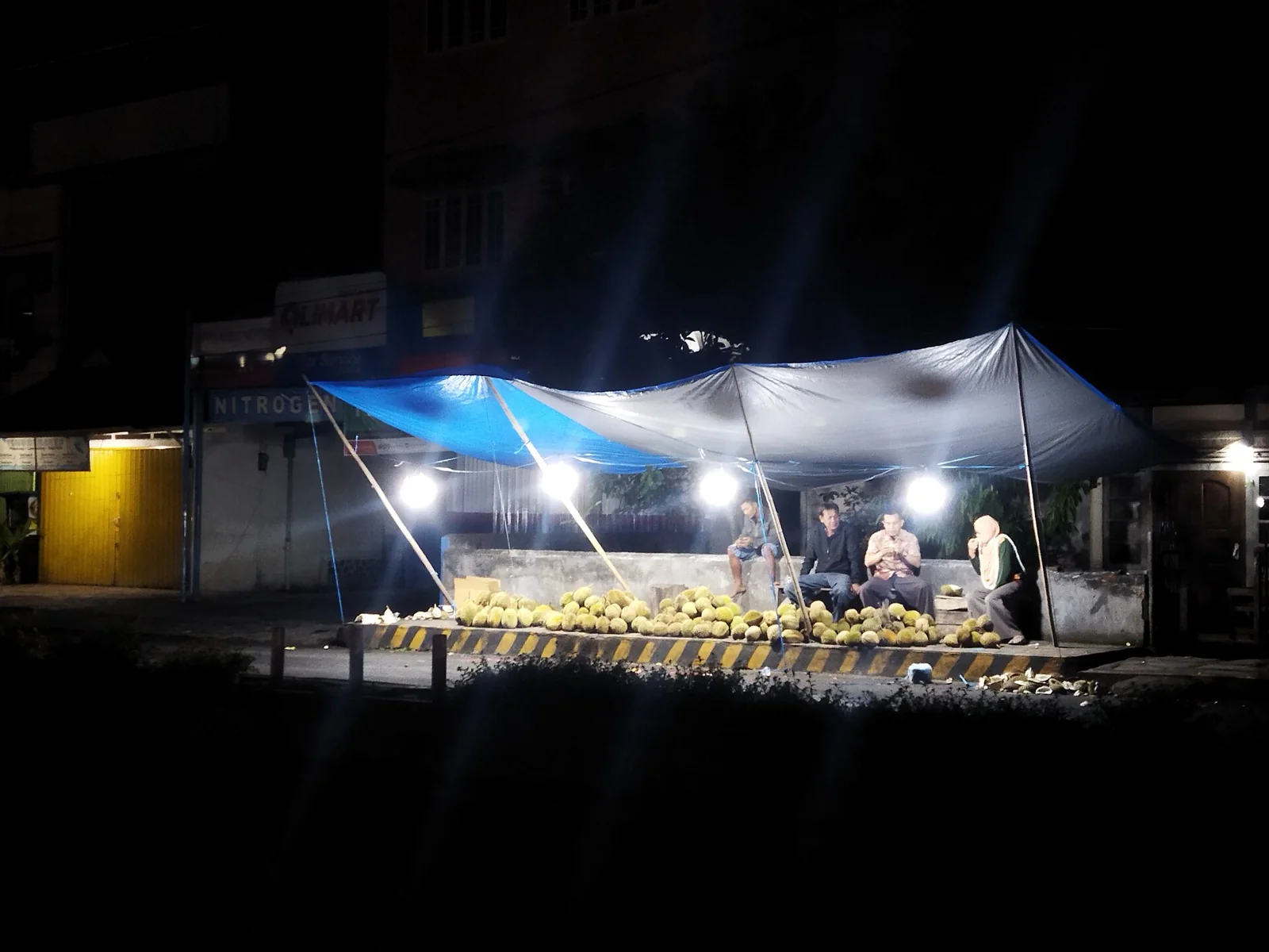 Penjual durian di lapak pinggir jalan