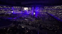 penonton-konser-jis Ribuan penonton konser dengan lampu ungu memenuhi tribun Jakarta International Stadium