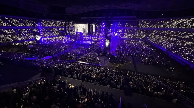 Ribuan penonton konser dengan lampu ungu memenuhi tribun Jakarta International Stadium