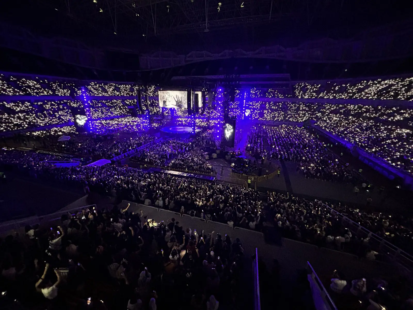 Ribuan penonton konser dengan lampu ungu memenuhi tribun Jakarta International Stadium