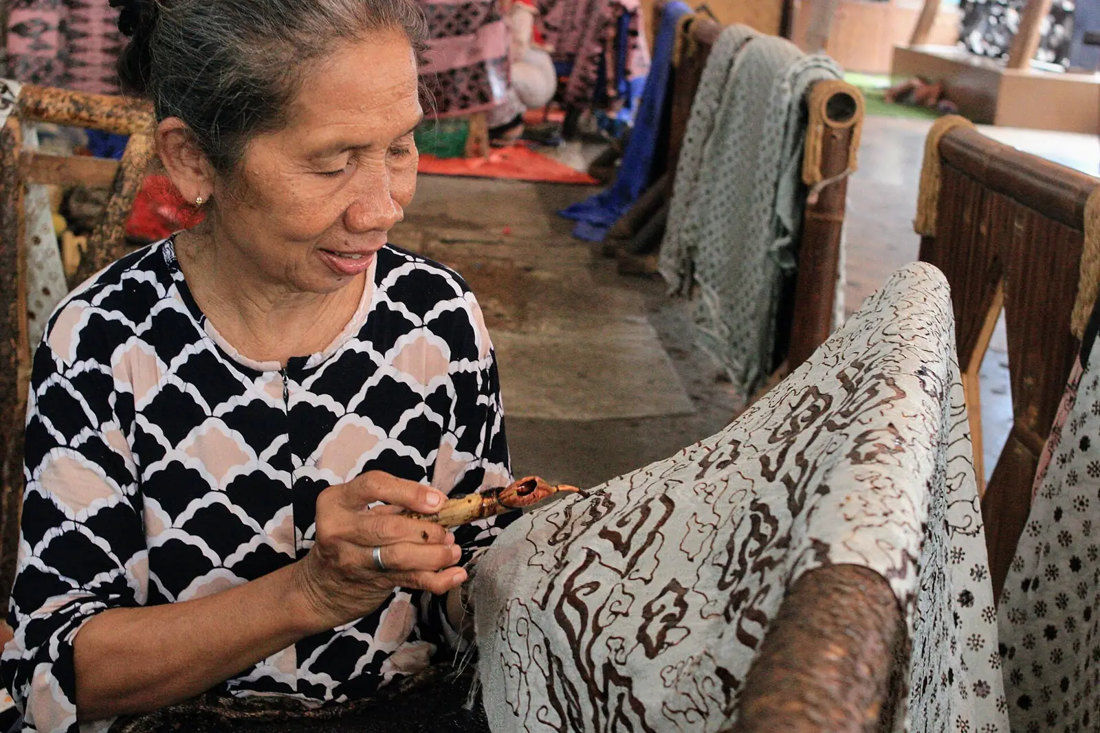 Perajin perempuan menorehkan malam dengan canting pada kain batik tulis di Trusmi, Cirebon