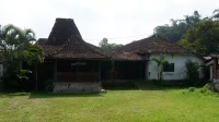 rumah-joglo-atap-tinggi Rumah joglo beratap tinggi dikelilingi pepohonan dan halaman rumput