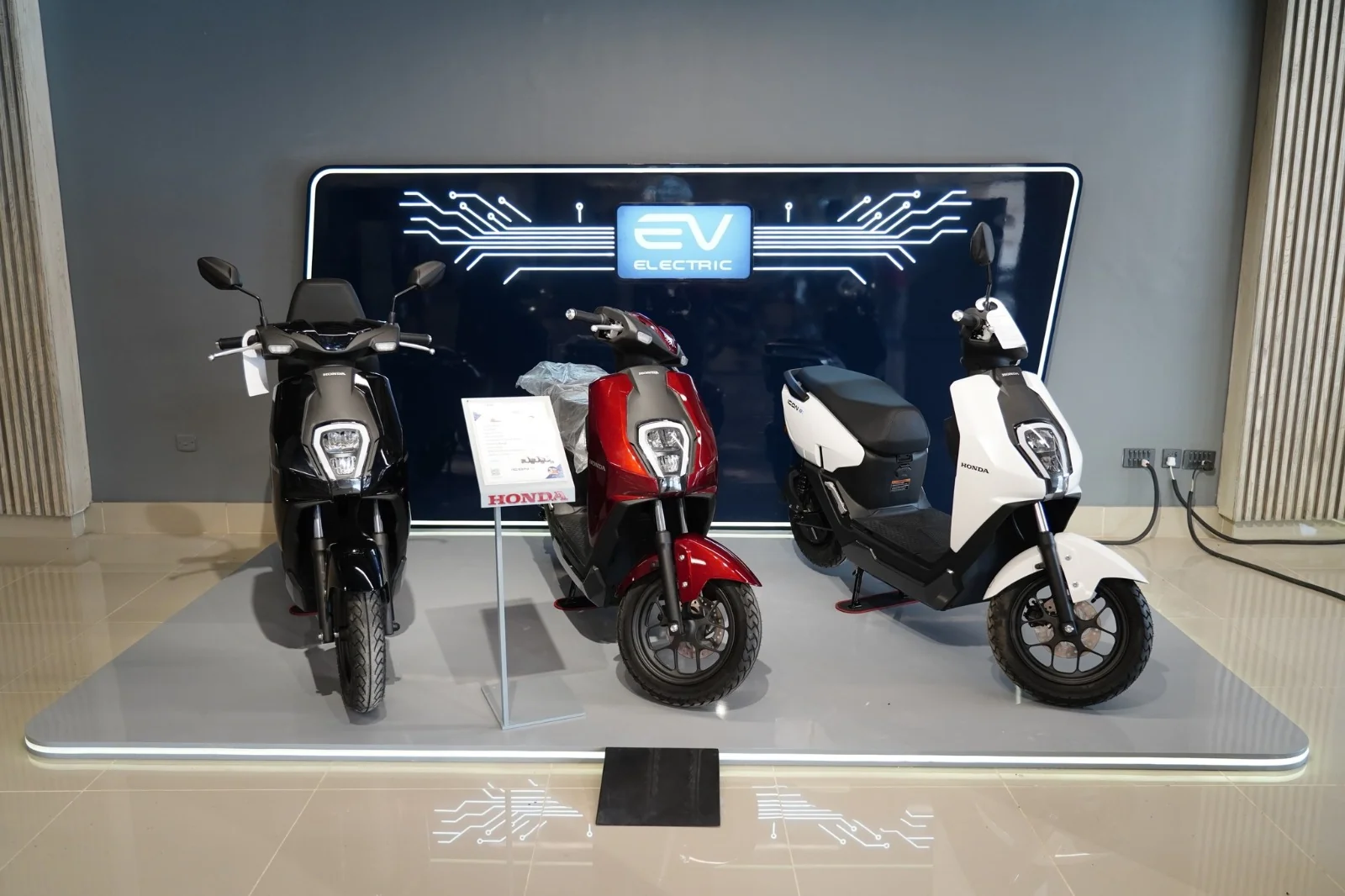Beberapa skuter listrik Honda berjajar di area pamer