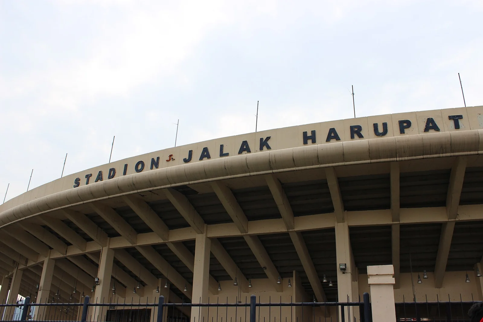 Fasad Stadion Si Jalak Harupat di Kabupaten Bandung dengan tulisan nama stadion