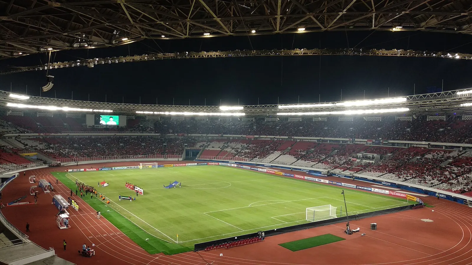 Stadion Utama Gelora Bung Karno di malam hari dengan lampu stadion menyala