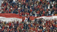 suporter-timnas-indonesia Tribun penuh suporter Indonesia berbaju merah membentangkan bendera Merah Putih raksasa