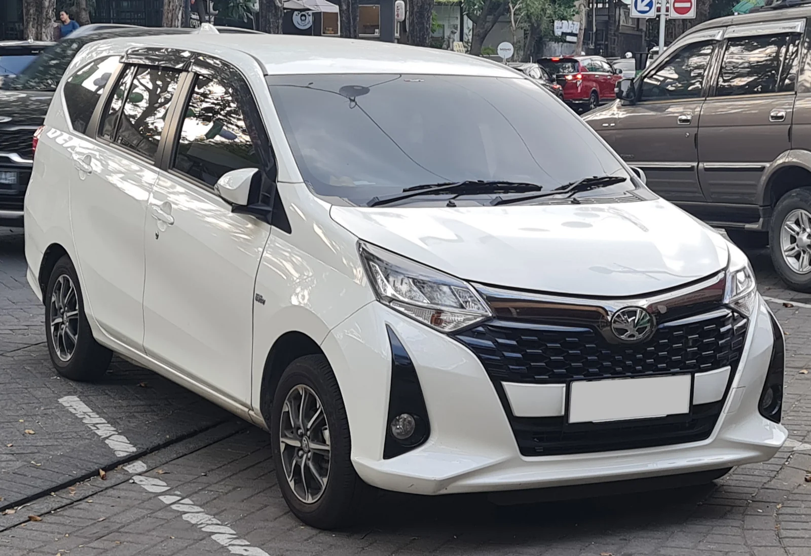 Toyota Calya 1.2 G facelift warna silver tampak samping depan
