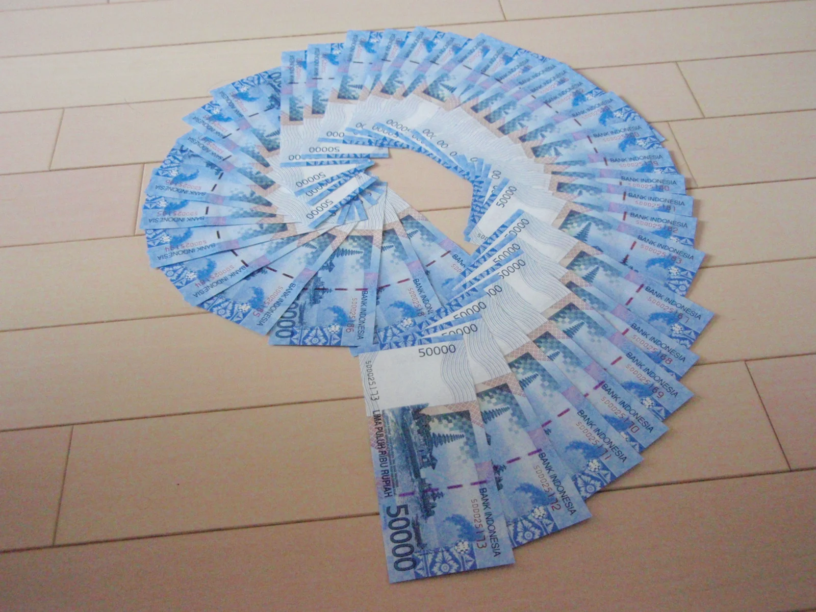 Tumpukan lembaran uang rupiah berbagai pecahan