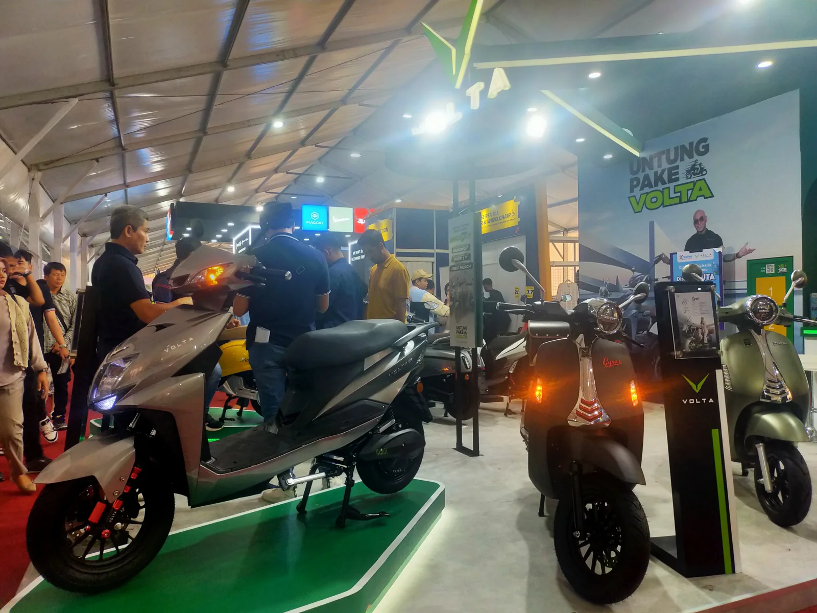 Deretan motor listrik Volta dipajang di booth pameran GIIAS 2024
