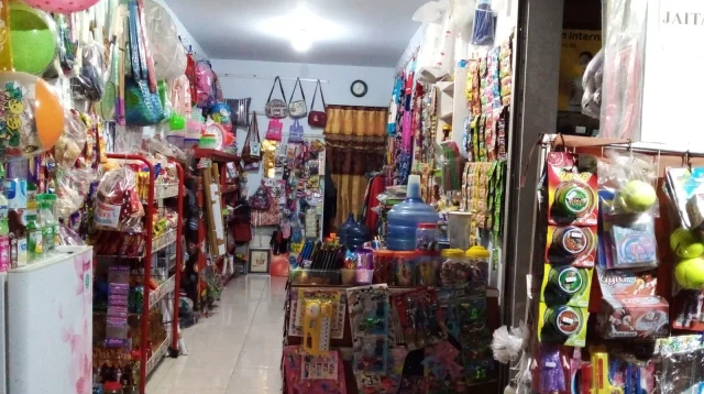 Warung kelontong dengan barang dagangan warna-warni, contoh usaha kecil pengguna pajak UMKM 0,5%