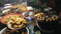 Warung makan Yogyakarta Warung makan malam di Yogyakarta dengan aneka lauk tertata di atas nampan dan baskom