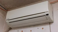 ac-indoor Unit indoor AC split putih terpasang di dinding dekat langit-langit