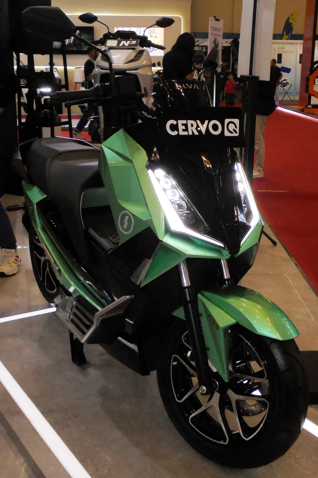 Motor listrik Alva Cervo Q hijau hitam di ruang pamer