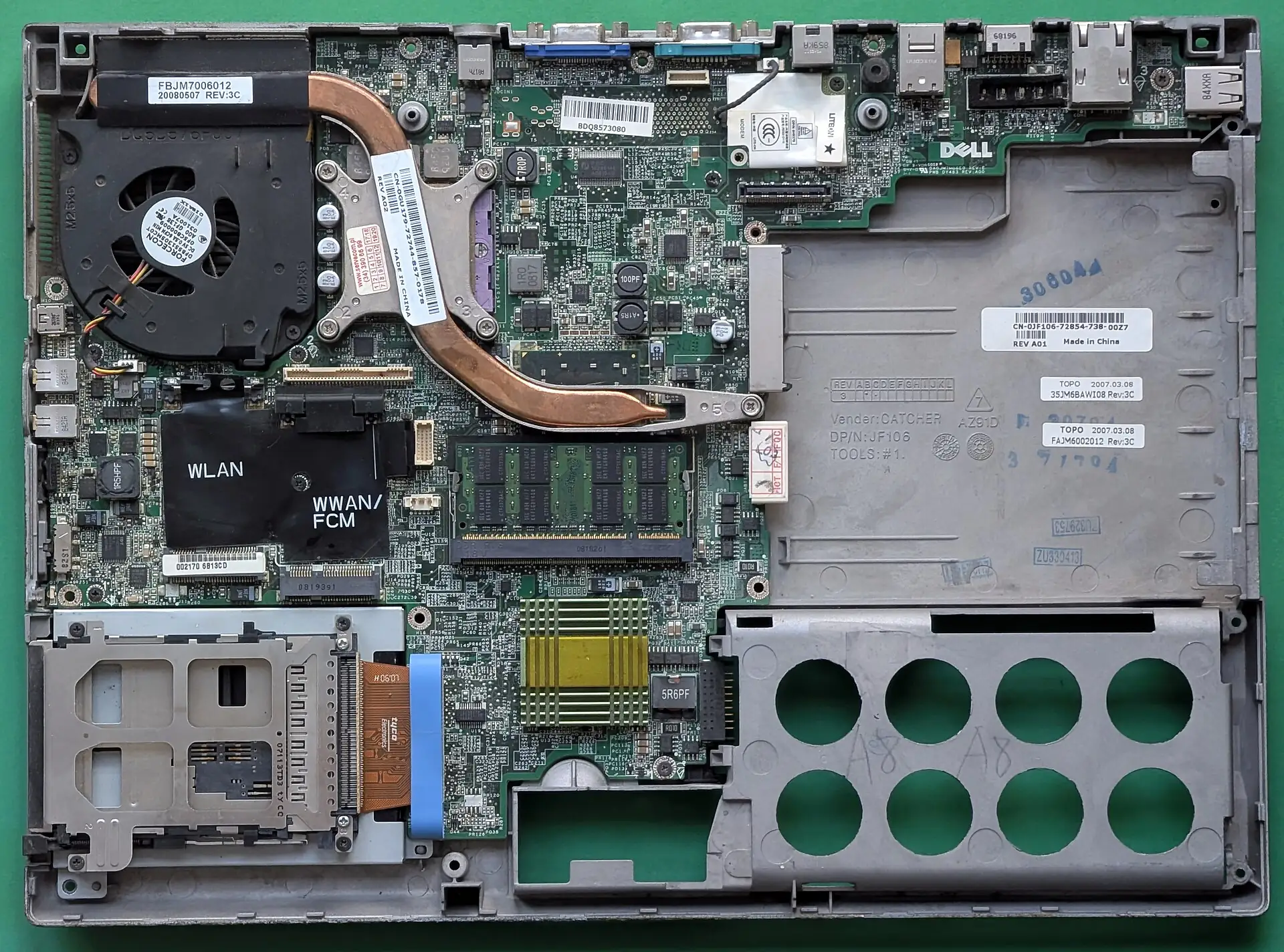 Bagian dalam laptop Dell Latitude D830 tanpa penutup bawah, memperlihatkan modul RAM SO-DIMM dan kipas pendingin