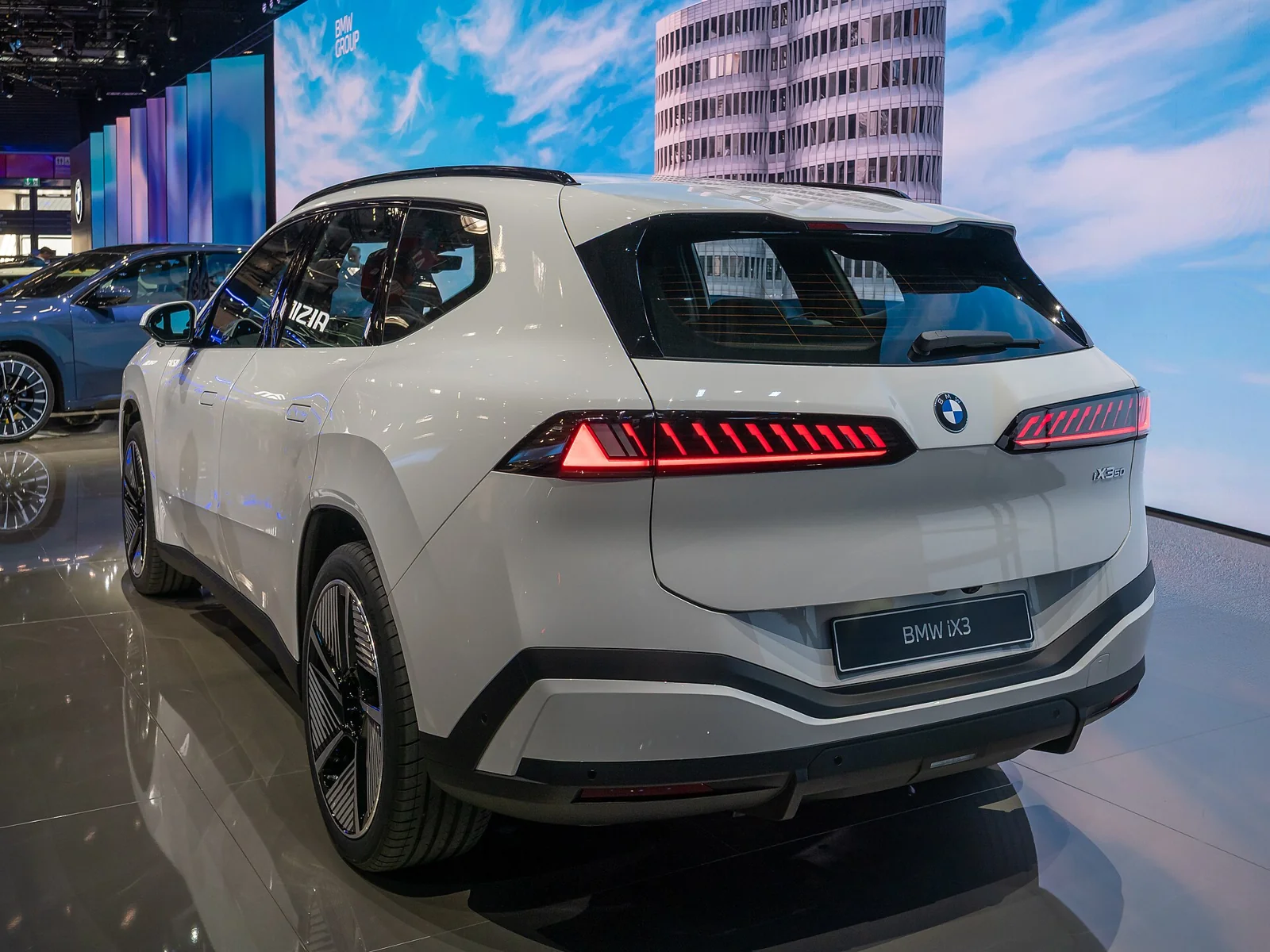 BMW iX3 50 generasi Neue Klasse warna putih dipajang dilihat dari belakang
