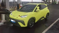BYD Atto 1 kuning berpelat Bandung di area parkir kampus, foto utama review BYD Atto 1