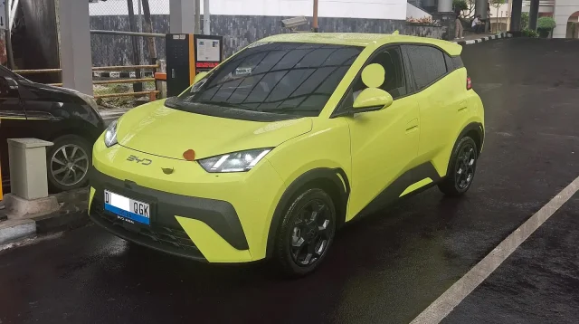 BYD Atto 1 kuning berpelat Bandung di area parkir kampus, foto utama review BYD Atto 1