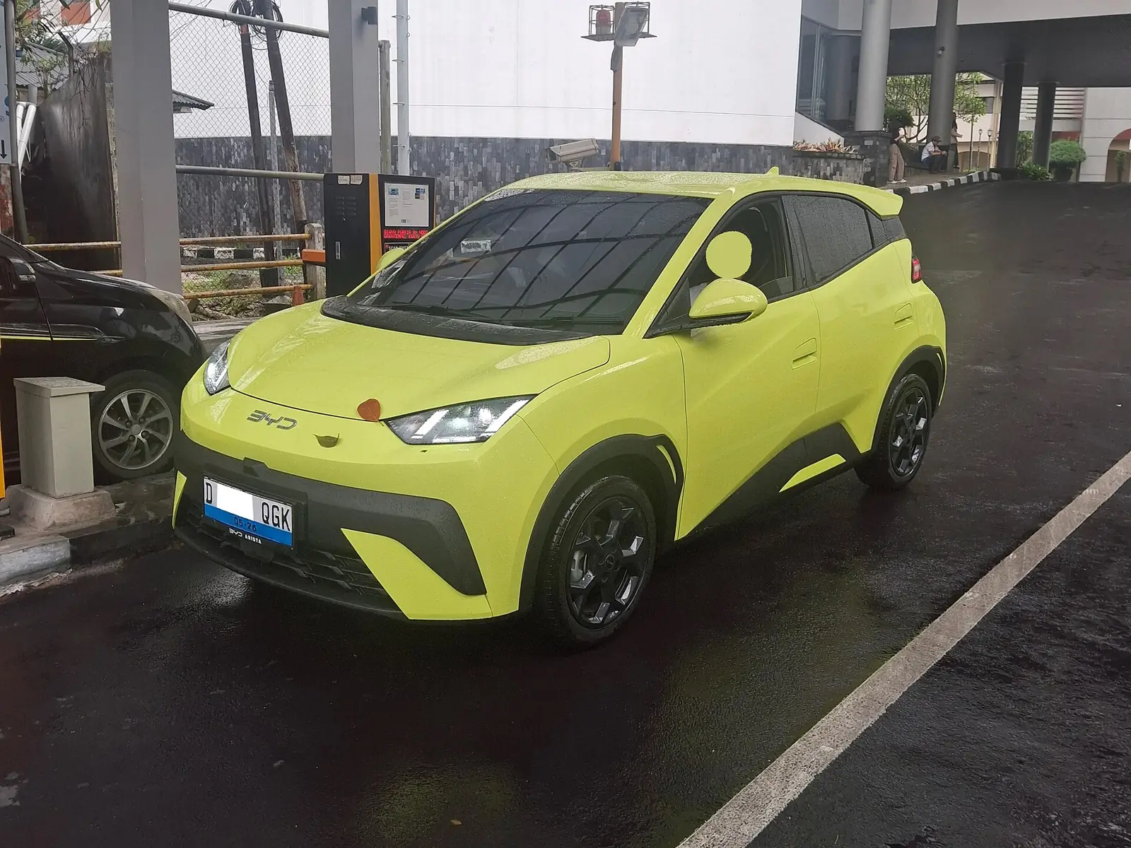BYD Atto 1 kuning berpelat Bandung di area parkir kampus, foto utama review BYD Atto 1