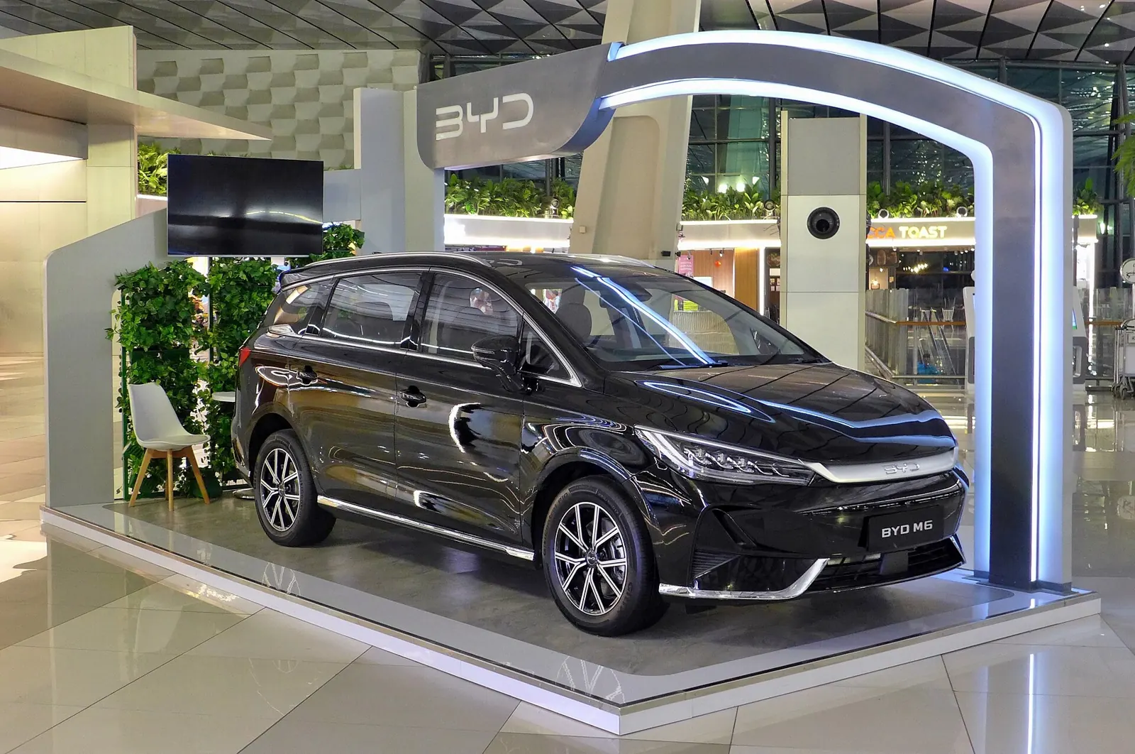 BYD M6 hitam dipajang di area pameran Bandara Soekarno-Hatta